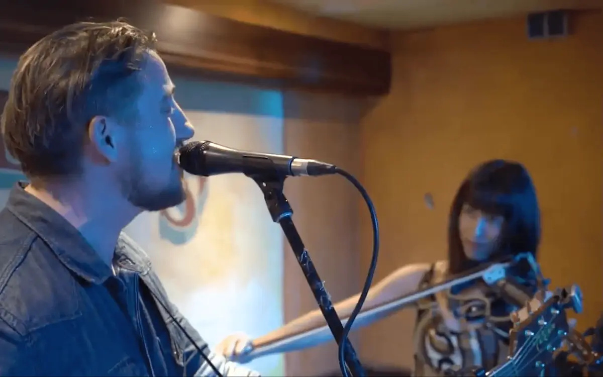 Ryan Inglis performing with a violinist at Kennedy's Irish Pub in Munich